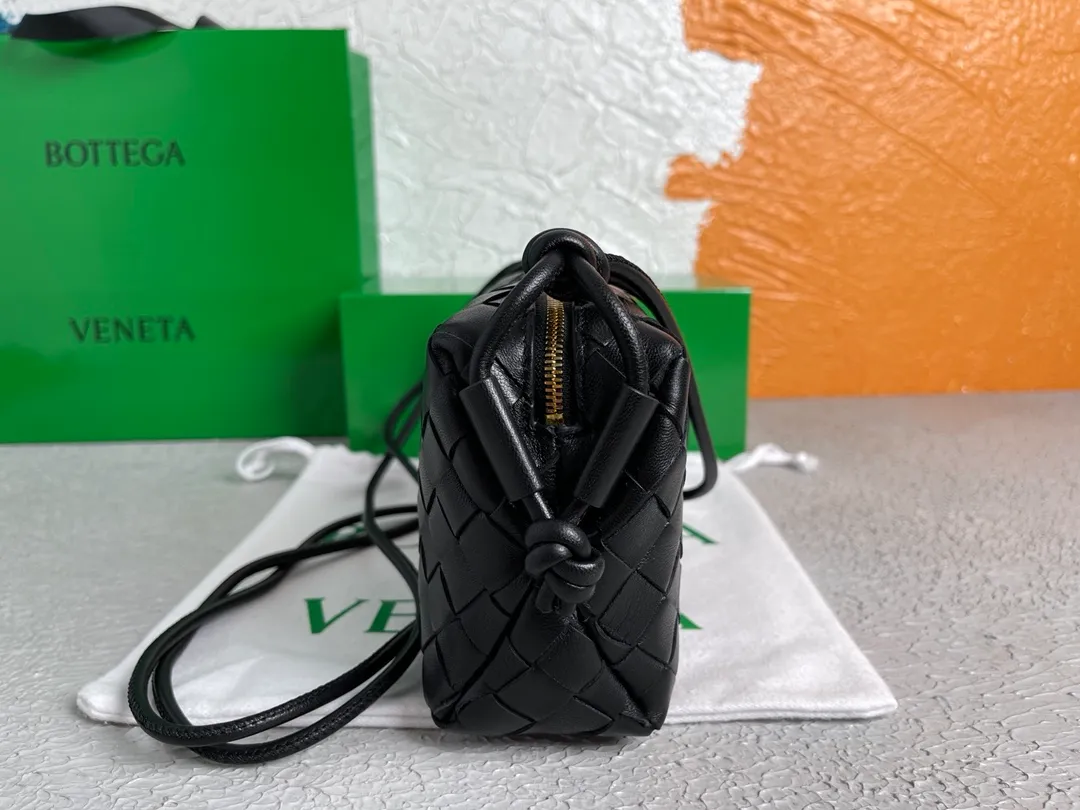 Batch 1120 BOTTEGA VENETA/Bottega 2021 new women's POUCH crossbody bag clutch, lntfecciato woven leather crossbody mini handbag, single internal open pocket, zipper closure, computer embroidered leather shoulder strap can be adjusted in length, model: 30308 Color: black Origin: Italy Size: 17*12*8